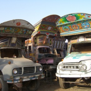 Taller de camiones en Rawalpindi, Pakistán. 2008