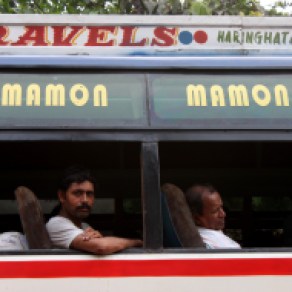 Viajeros en un autobús de Calcuta, India. 2011