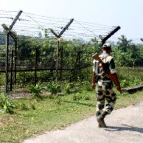 Soldado indio en la frontera con Bangladesh. Assam (India). 2013
