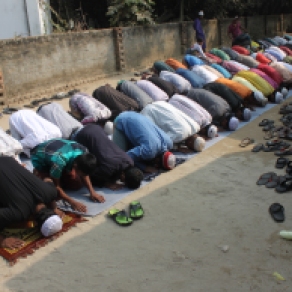 Fieles musulmanes rezando en las afueras de Dacca, Bangladesh. 2013