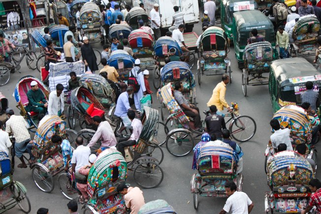 Dacca (Bangladesh).- Maraña de ciclotaxis (rickshaws) en una calle de Dacca.